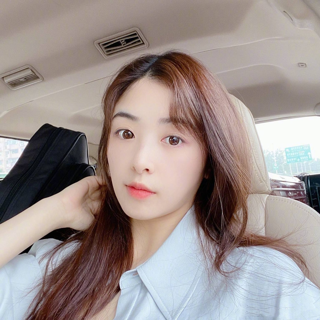 张含韵嘴角歪斜变严重了