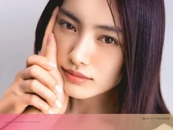 首页 此页面仅支持预览 Avatar 氧叔 1372篇日记 鞠婧祎的换头模板竟然是41岁的她 到底是本尊 不靠滤镜依旧美到发光 上一期的五行属性美人 中 介绍了令人耐人寻味的木系美人 今天想跟大家聊聊浑身洋溢着光耀之美的火系美人 她们的美像一团烈火