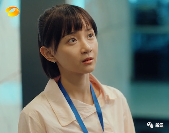 20岁的脸垮得像40岁,还比关晓彤讨人喜欢,她真没不服气吗?