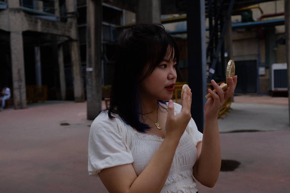 正脸素颜照实在找不到,以前也没注意现在越看越觉得嘴凸,喜欢jennie的