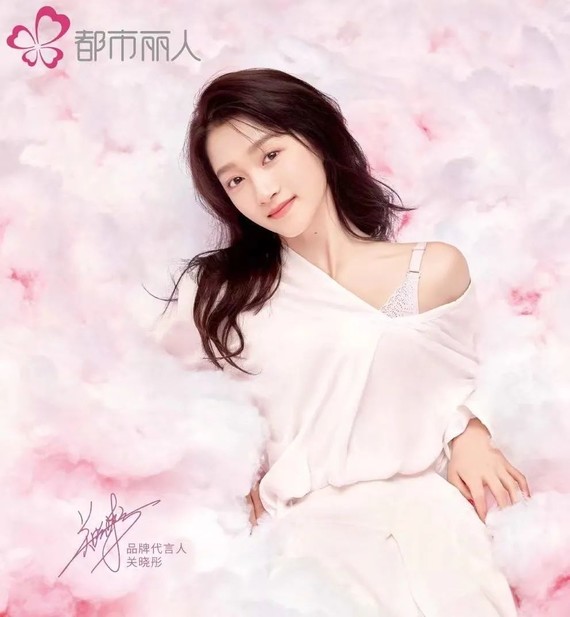 欧阳娜娜内衣广告丑炸天,杨幂新胸位置创新低,面对胸部审美这么难?