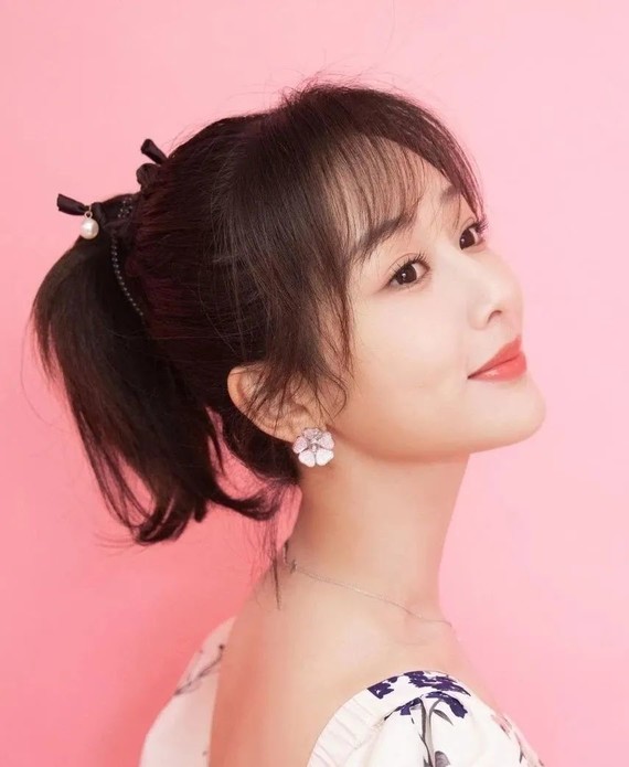 所以,后期她的上眼睑臃肿消除后,双眼皮的形态,眼睛的精致度,眉眼的