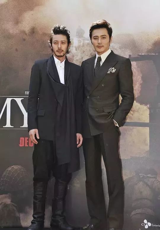 (左小田切让;右张东健)美人专属的红色也能穿.