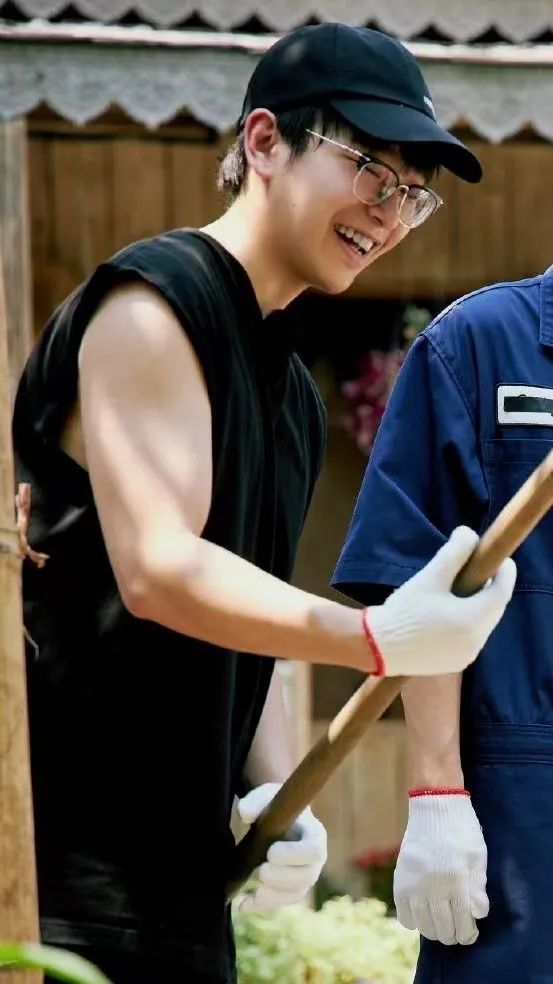 明星秀肌肉赵丽颖杨幂张艺兴李现彭于晏彭昱畅袁姗姗_圈子-新氧美容